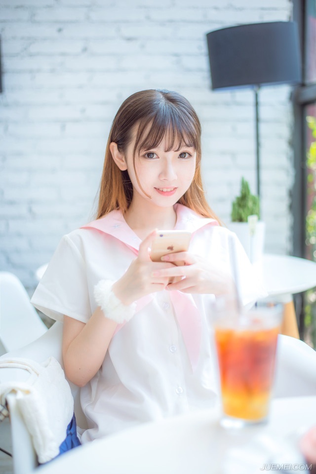 戏，这么演，叫戏，那么演，也叫戏，这一场下了，那一场上来，看戏的，是自己，上台的，也是自己。你是自由的，你有权利以自己的方式表达自己的路。他人喜不喜欢你走出来的路，不是你的事情，因为，毕竟，你没有强迫任何人。
